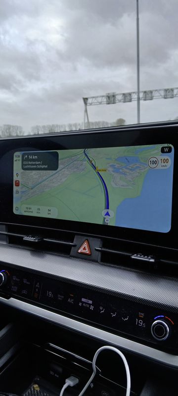 Het navigatiescherm in de auto op de A1 bij Naarden, richting Schiphol