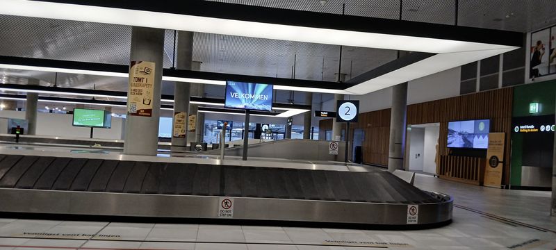 Lege bagagehal met een scherm met het woord Velkommen